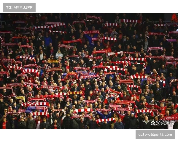 特写镜头：进球后，柏林联全队围拢指向看台悼念不久前去世的资深球迷